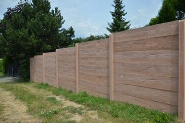 Betonový plot oboustranný reliéf | Betonový plot s imitací dřeva = betonové desky, které mají povrchovou úpravu, která vypadá jako dřevo