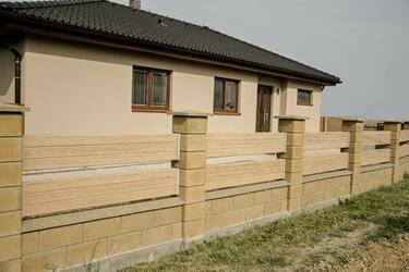 Betonový plot GARDELOT® barva písková povrch jemný | Plotový systém GARDELOT®