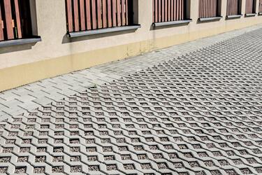 Zatravňovací dlažba Andezit | Elegance a udržitelnost s betonovou zatravňovací dlažbou