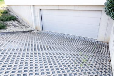 Zatravňovací dlažba - vjezd do garáže | Elegance a udržitelnost s betonovou zatravňovací dlažbou