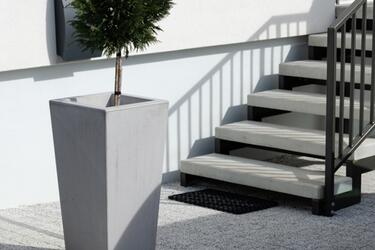 Betonové květináče se skvěle hodí i pro okolí rodinných domů | Máte projekt a chcete nabídku betonových květináčů „na míru“?